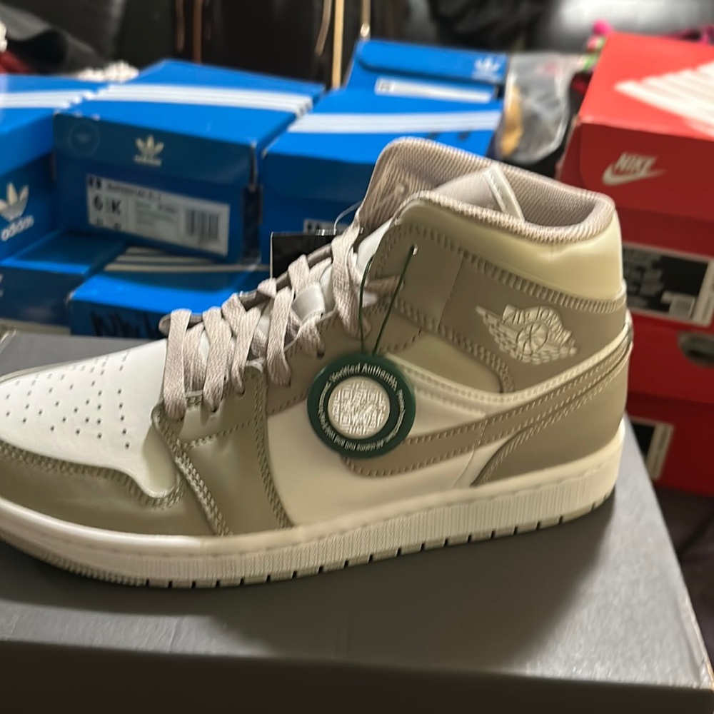 BRAND NEW AIR JORDEN 1 MID GREY/ WHITE MEN 7.5